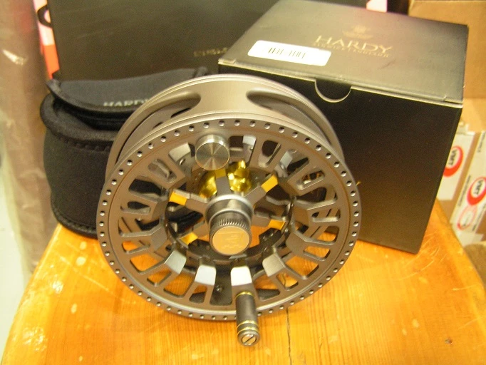 Hardy Ultralite CA DD 5000 -perhokela, Titanium 3 Hardy Ultralite CA DD 5000 -perhokela, Titanium